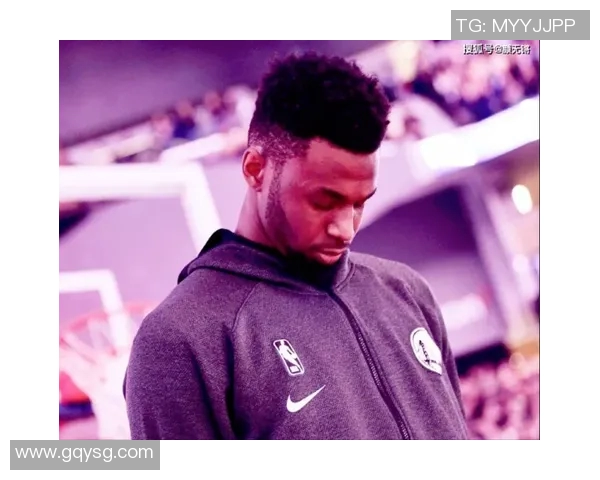 紫色球衣下的足球明星们如何在赛场上展现独特风采与魅力